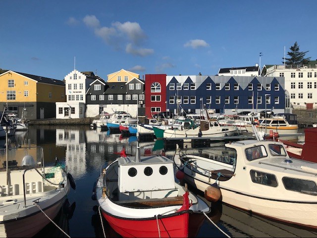 Både og farverige huse ved havnen i Tórshavn