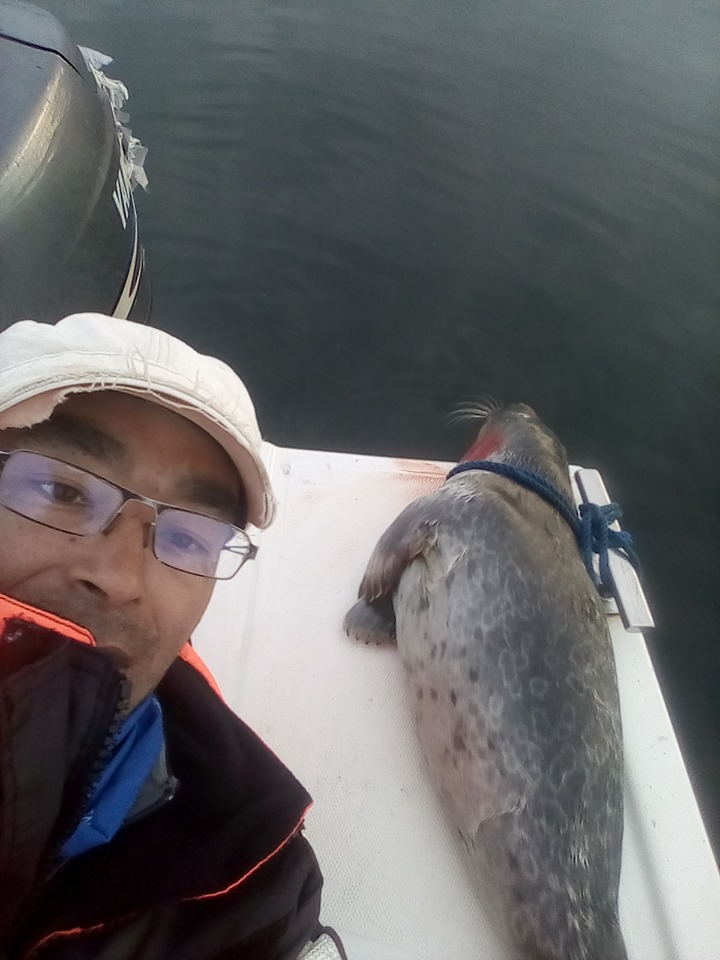 Fangeren Adam fra Aasiaat med sin flotte fangst