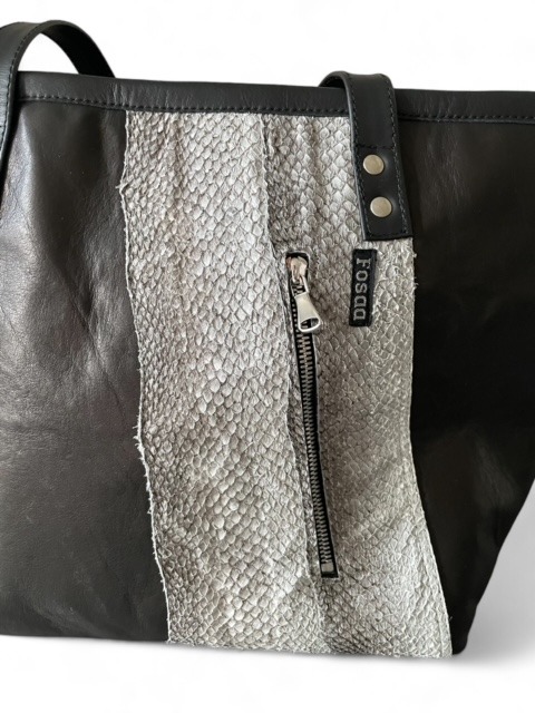 Fossa shopper lommer foran